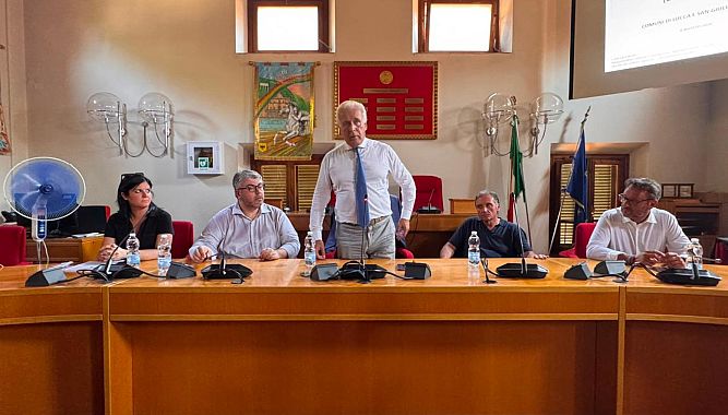 Il presidente Giani durante l'illustrazione del progetto