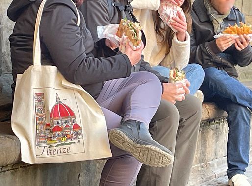 Turisti mangiano sulla soglia della loggia dei Lanzi - foto Blue Lama